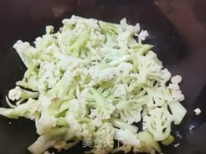 Make Tomato fried flowers step 4