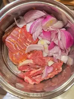 Make Onion fried veal veal burning dolls, tomato fried eggs step 4