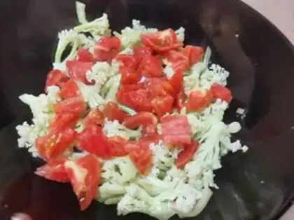 Make Tomato fried flowers step 5