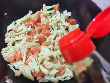 Make Tomato fried flowers step 6