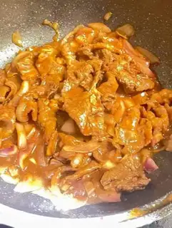 Make Onion fried veal veal burning dolls, tomato fried eggs step 7