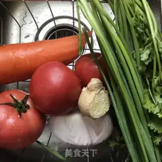 Make Homemade tomato beef noodles step 1