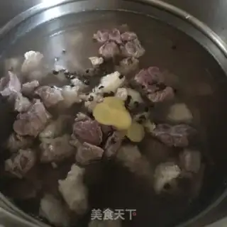Make Homemade tomato beef noodles step 2