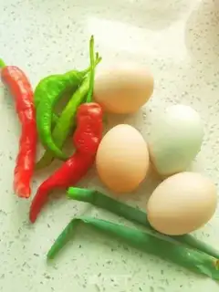 Make Chili cooking eggs step 0