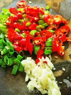 Make Chili cooking eggs step 1