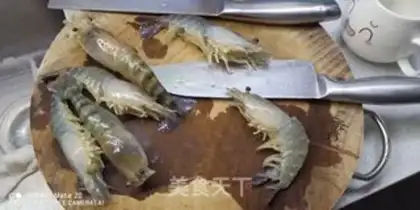 Make Garlic fan steamed roach shrimp step 1