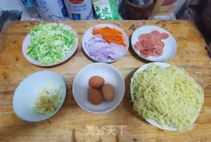 Make Three eggs of noodles step 0
