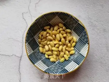 Make Pines, red dates, beans step 1