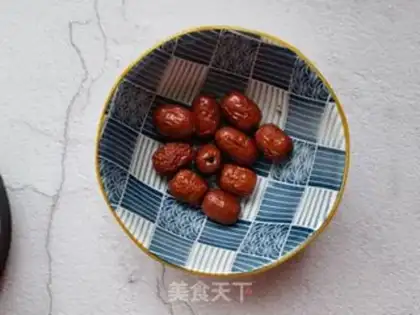 Make Pines, red dates, beans step 2