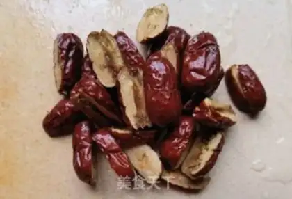 Make Pines, red dates, beans step 3