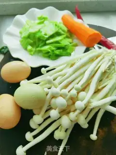 Make Seafood mushroom carrot fried eggs step 0