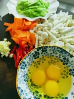 Make Seafood mushroom carrot fried eggs step 1