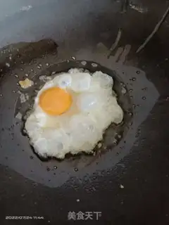 Make Squidfish, eggs and leaves soup step 0