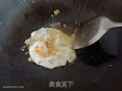 Make Squidfish, eggs and leaves soup step 1