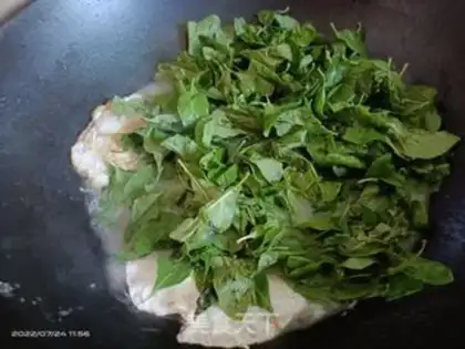 Make Squidfish, eggs and leaves soup step 6