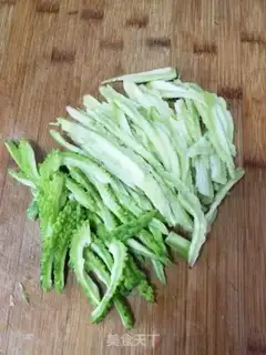Make A bitter melon with onions step 1