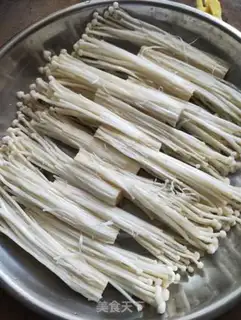 Make Beef paste evaporation needle mushrooms step 1