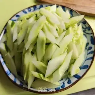 Make cucumber eggs and shrimp step 1