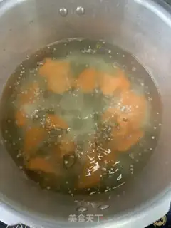Make Red potatoes, rice green bean soup step 1
