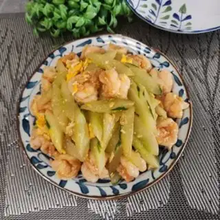 Make cucumber eggs and shrimp step 8