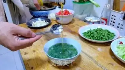 Make Tomato eggs step 1