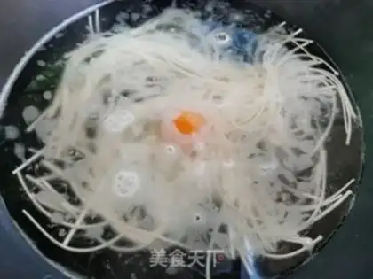 Make Egg gravy noodles step 1