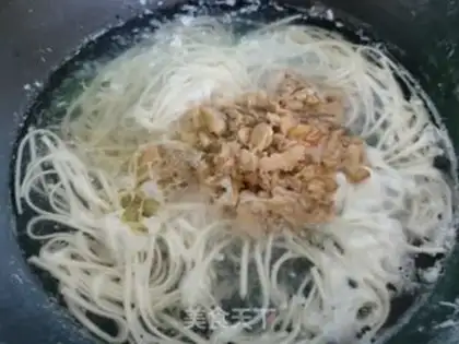 Make Egg gravy noodles step 3