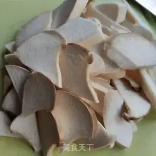 Make Dry-dry apricot mushrooms step 1