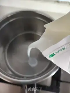 Make A simple, hot cocoon latte step 1