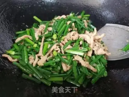 Make Four seasons of bean fried meat step 1