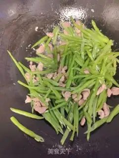Make Four seasons of bean fried meat step 3