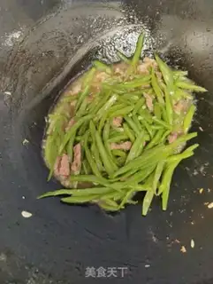 Make Four seasons of bean fried meat step 5