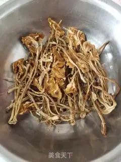 Make Tea mushroom fried meat step 1