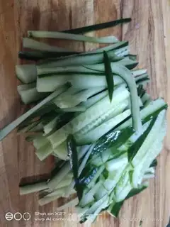Make cucumber noodle step 1
