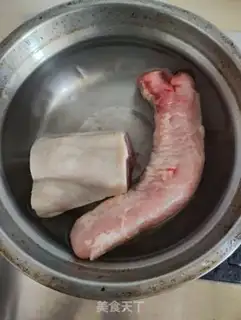 Make Liqiu Lin peanuts and salted pig hoof soup step 1