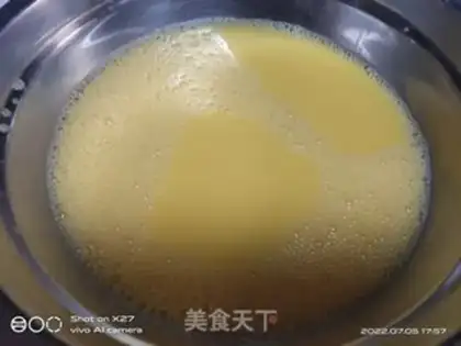 Make Cracking eggs step 1