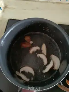 Make Egg mushroom noodles step 1