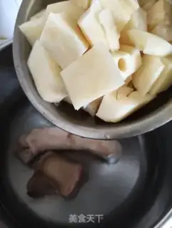 Make Liqiu Lin peanuts and salted pig hoof soup step 5