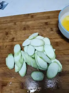 Make Smelt fried eggs step 1