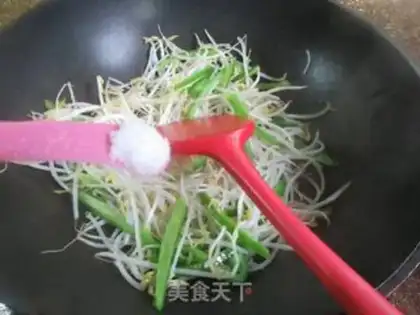 Make Potato pepper fried green beans step 3