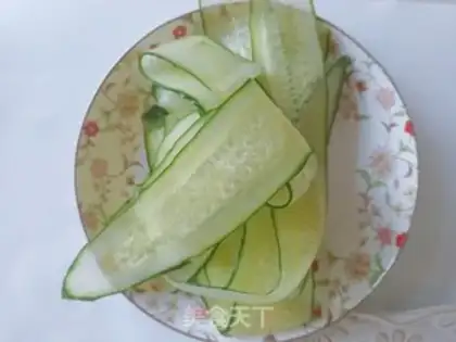 Make cucumber mashed salad sushi step 5
