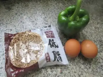 Make Tomato pretzels with fried wheat noodles step 0