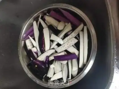 Make Squeeze the meat and steam the eggplant step 4