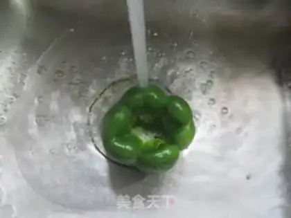 Make Tomato pretzels with fried wheat noodles step 1