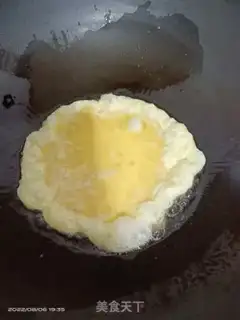 Make Tomato fried eggs step 2
