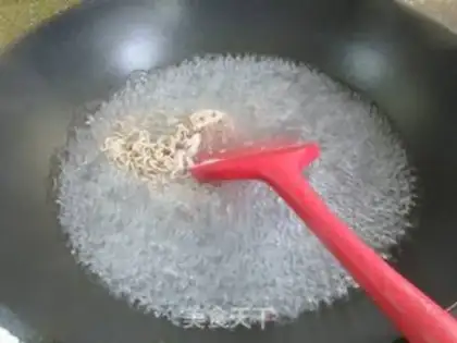 Make Tomato pretzels with fried wheat noodles step 4