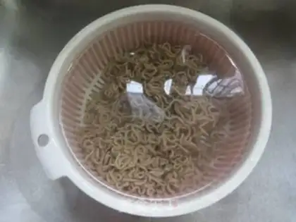 Make Tomato pretzels with fried wheat noodles step 5