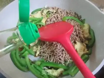 Make Tomato pretzels with fried wheat noodles step 9