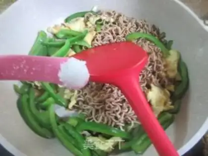 Make Tomato pretzels with fried wheat noodles step 10