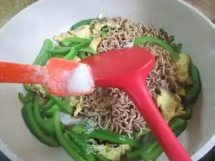 Make Tomato pretzels with fried wheat noodles step 11